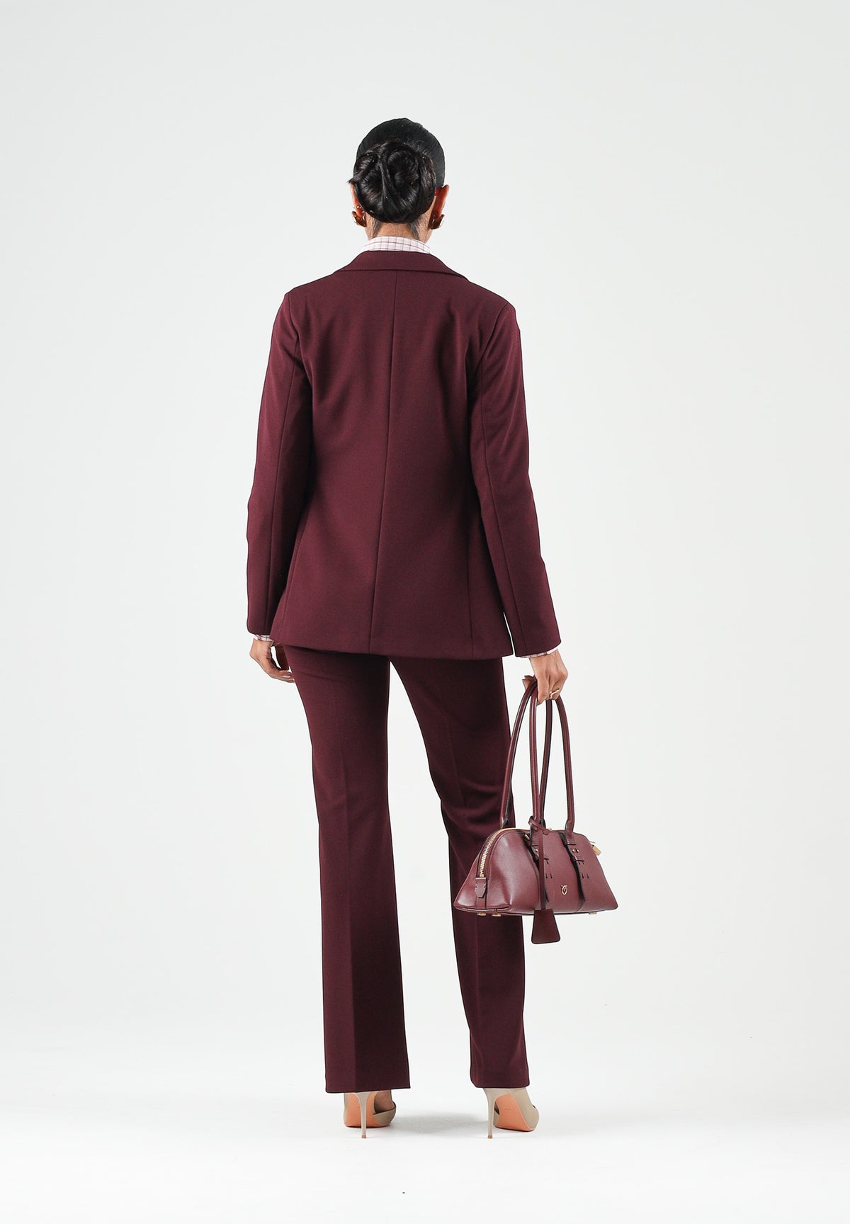 VICOLO Giacca monopetto in raso bordeaux per donna con chiusura a un bottone e tasche con patta a contrasto. TAC0406 ACU38 VICOLO 