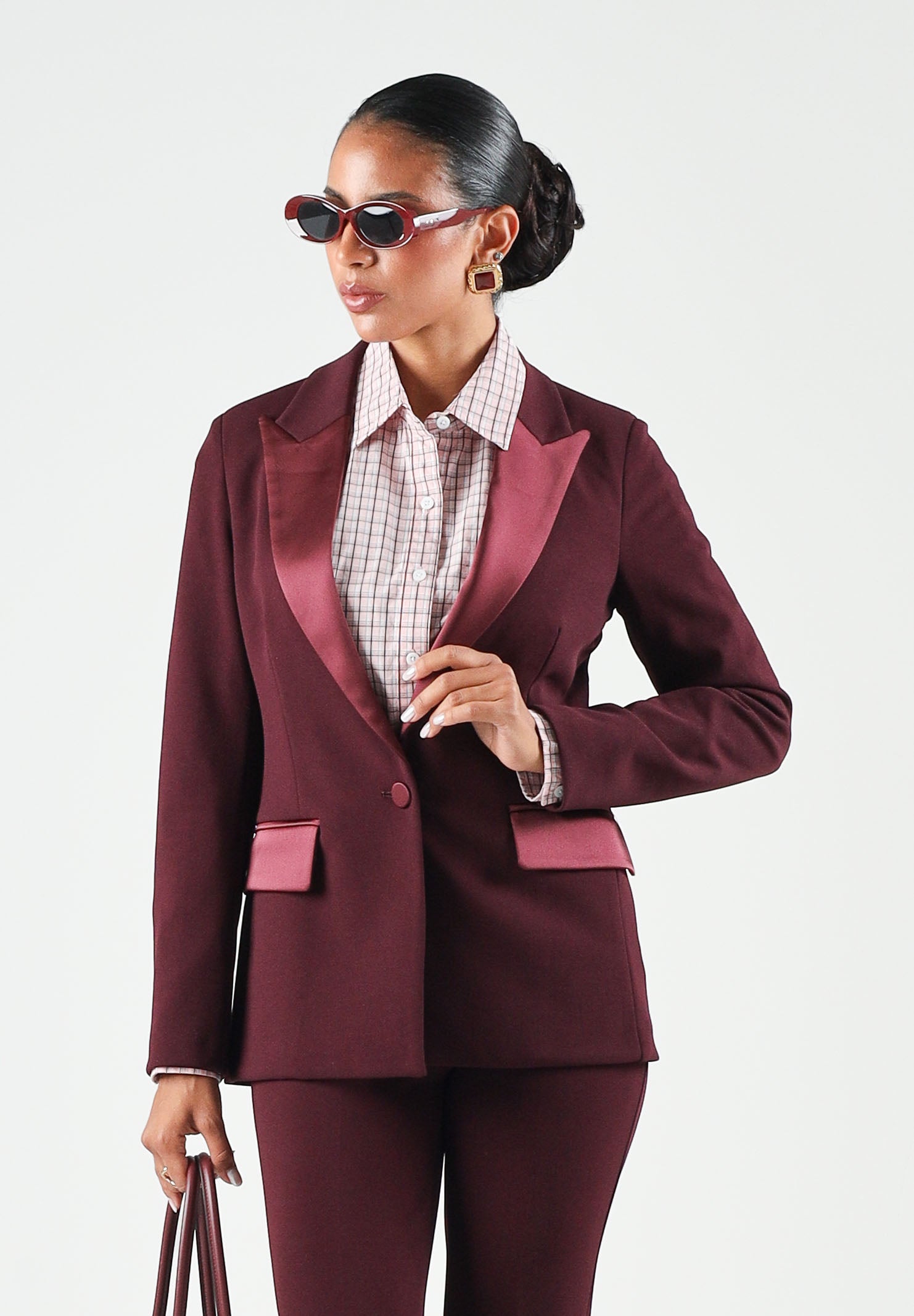 VICOLO Giacca monopetto in raso bordeaux per donna con chiusura a un bottone e tasche con patta a contrasto. TAC0406 ACU38 VICOLO 
