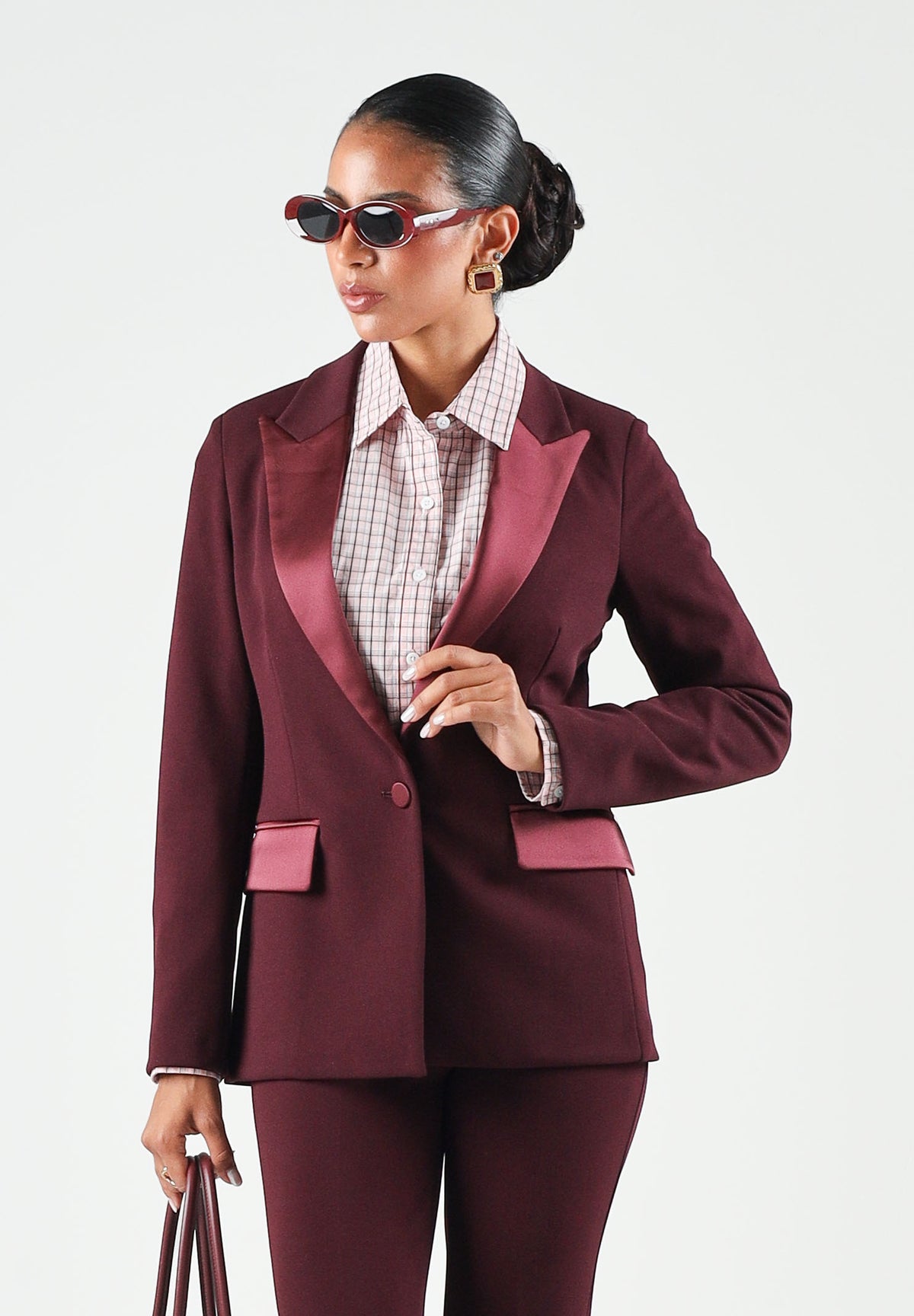 VICOLO Giacca monopetto in raso bordeaux per donna con chiusura a un bottone e tasche con patta a contrasto. TAC0406 ACU38 VICOLO 