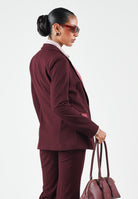 VICOLO Giacca monopetto in raso bordeaux per donna con chiusura a un bottone e tasche con patta a contrasto. TAC0406 ACU38 VICOLO 