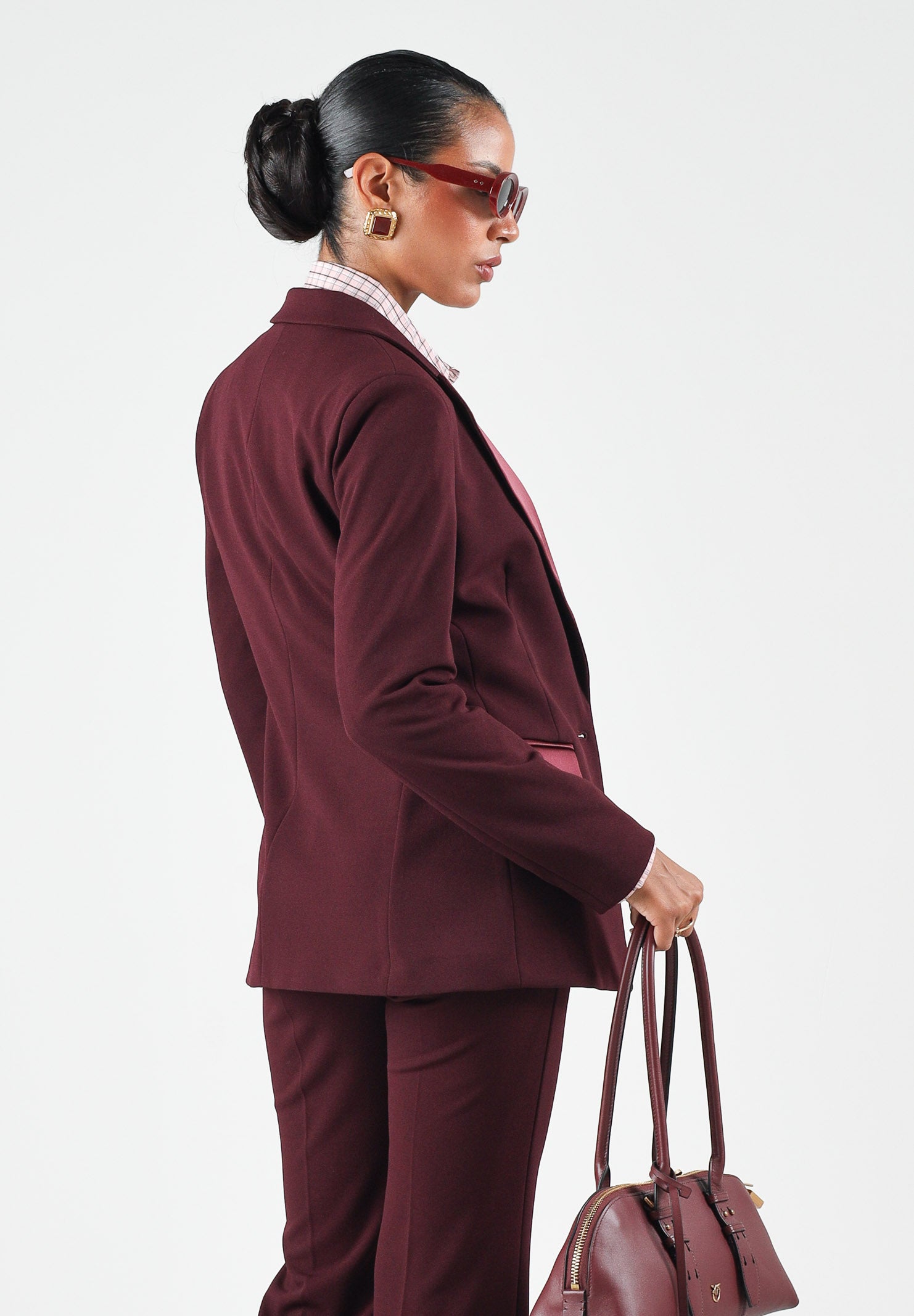 VICOLO Giacca monopetto bordeaux per donna con chiusura a un bottone e tasche con patta a contrasto. TAC0406 ACU38 VICOLO 
