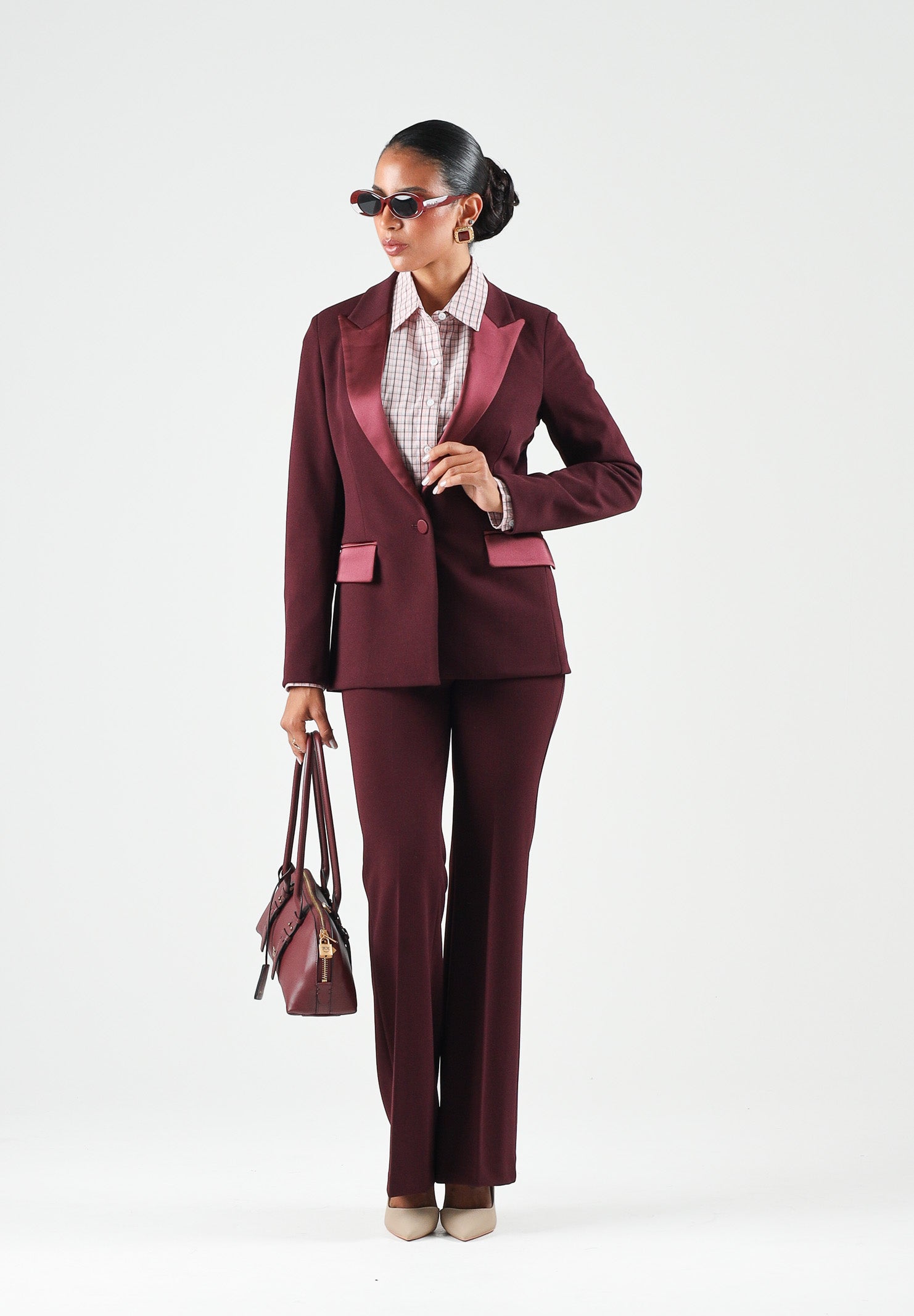 VICOLO Giacca monopetto in raso bordeaux per donna con chiusura a un bottone e tasche con patta a contrasto. TAC0406 ACU38 VICOLO 