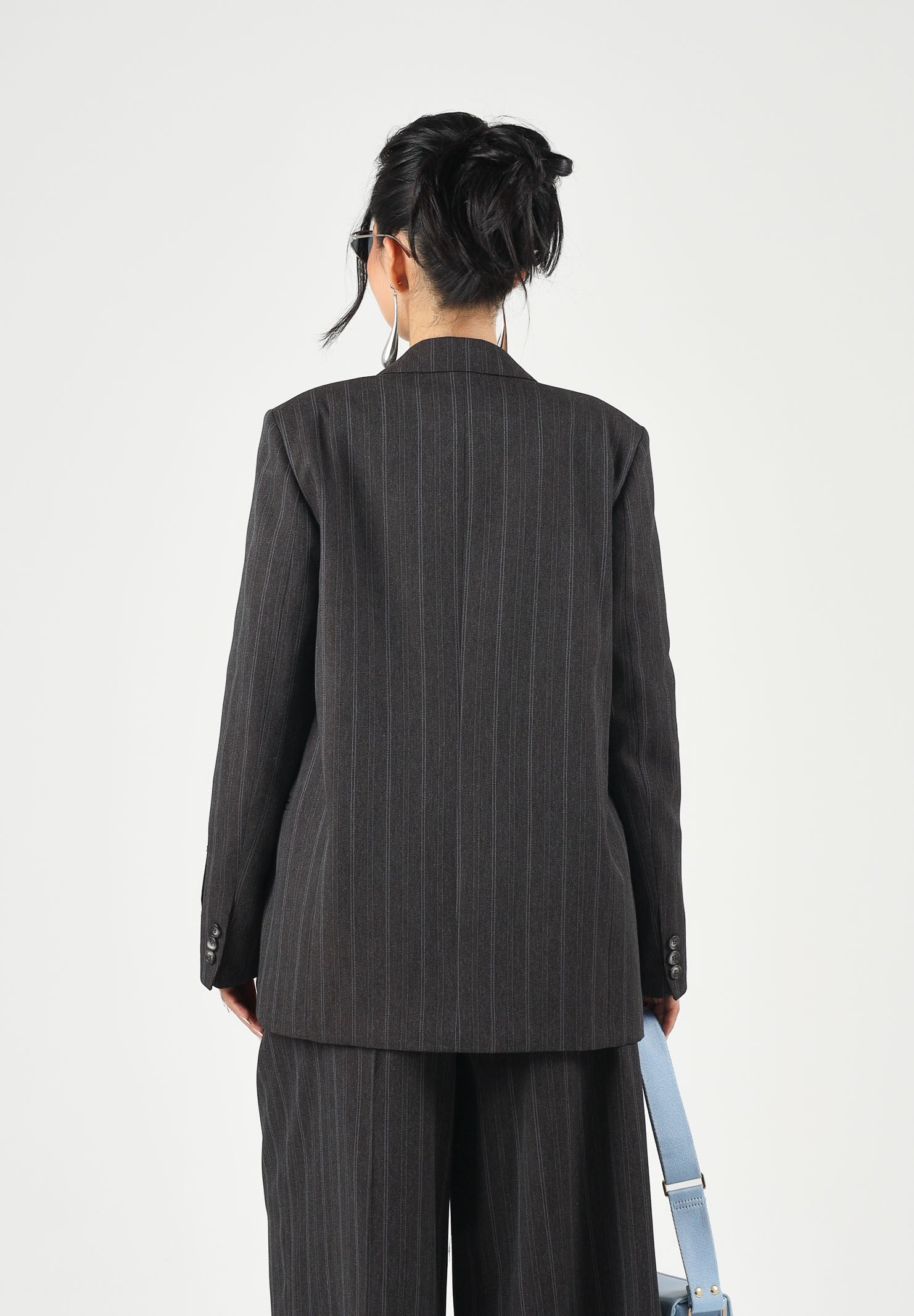 VICOLO Blazer BLAZER DOPPIOPETTO GESSATO Antracite grigio antracite scuro da donna, con fantasia gessata a righe sottili, revers a lancia, chiusura doppiopetto con bottoni e particolare etichetta applicata sulla manica. TAC0412 ACFANT VICOLO 