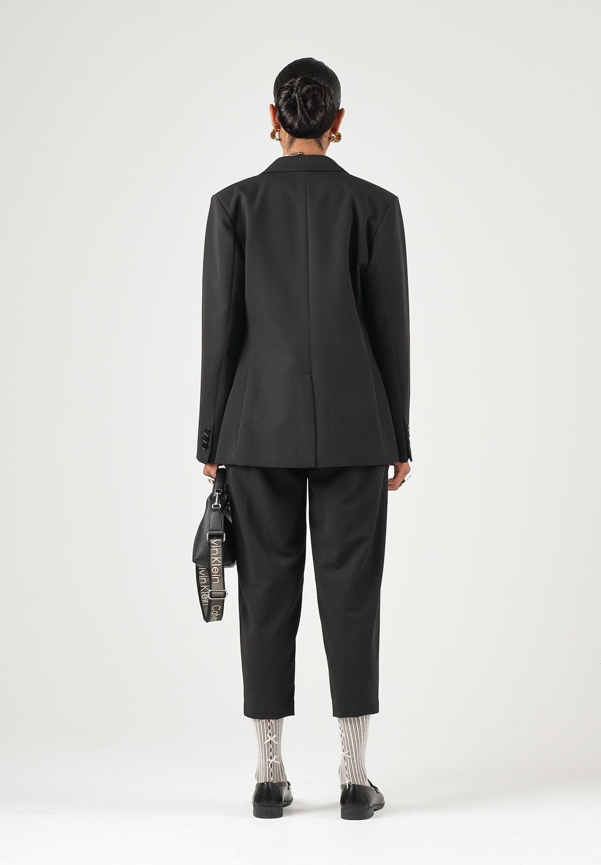 VICOLO Pantaloni CARROT neri per donna con elastico in vita e gamba affusolata. TAC0418 A99 VICOLO 