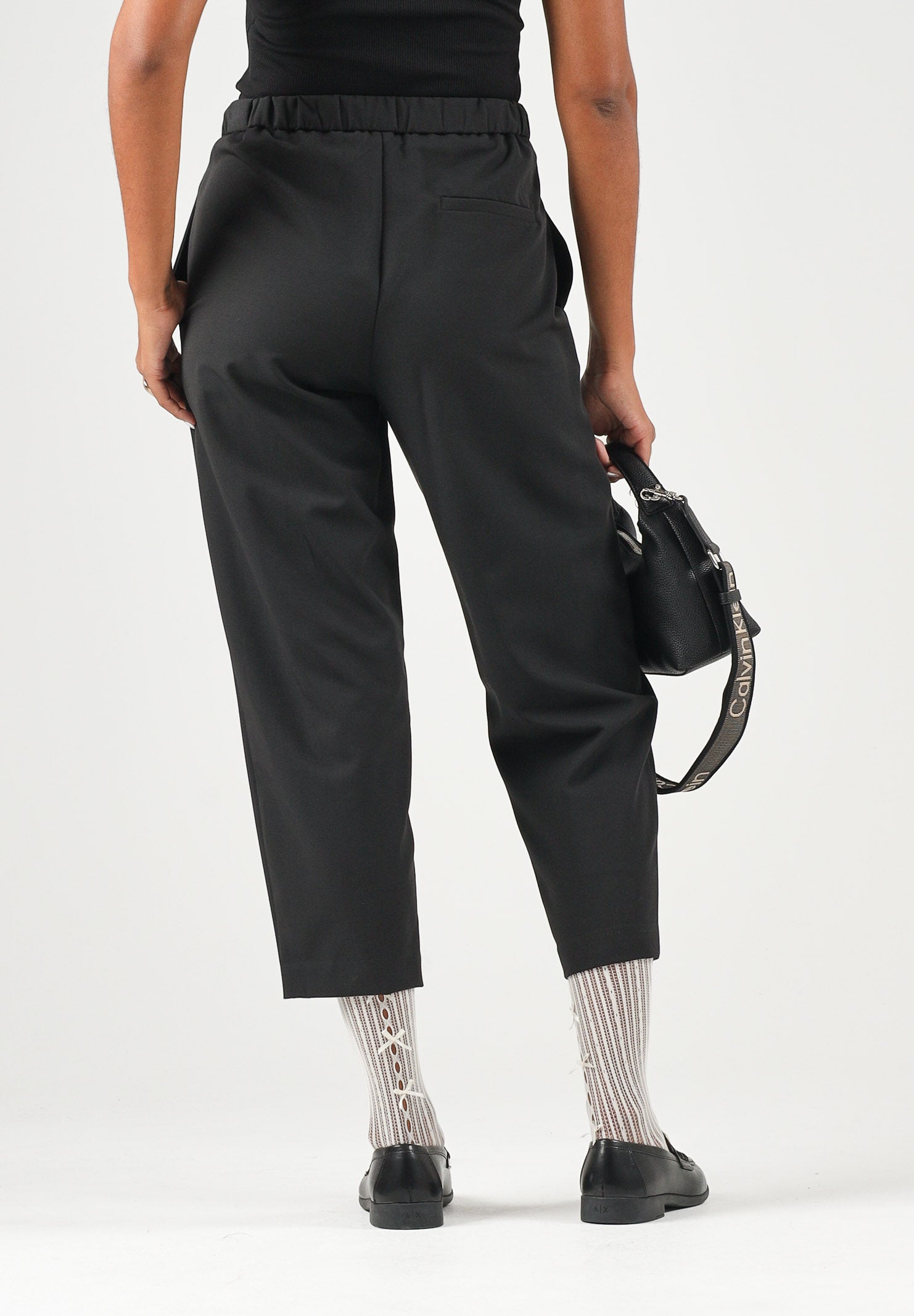 VICOLO Pantaloni CARROT neri per donna con elastico in vita e gamba affusolata. TAC0418 A99 VICOLO 