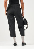 VICOLO Pantaloni CARROT neri per donna con elastico in vita e gamba affusolata. TAC0418 A99 VICOLO 