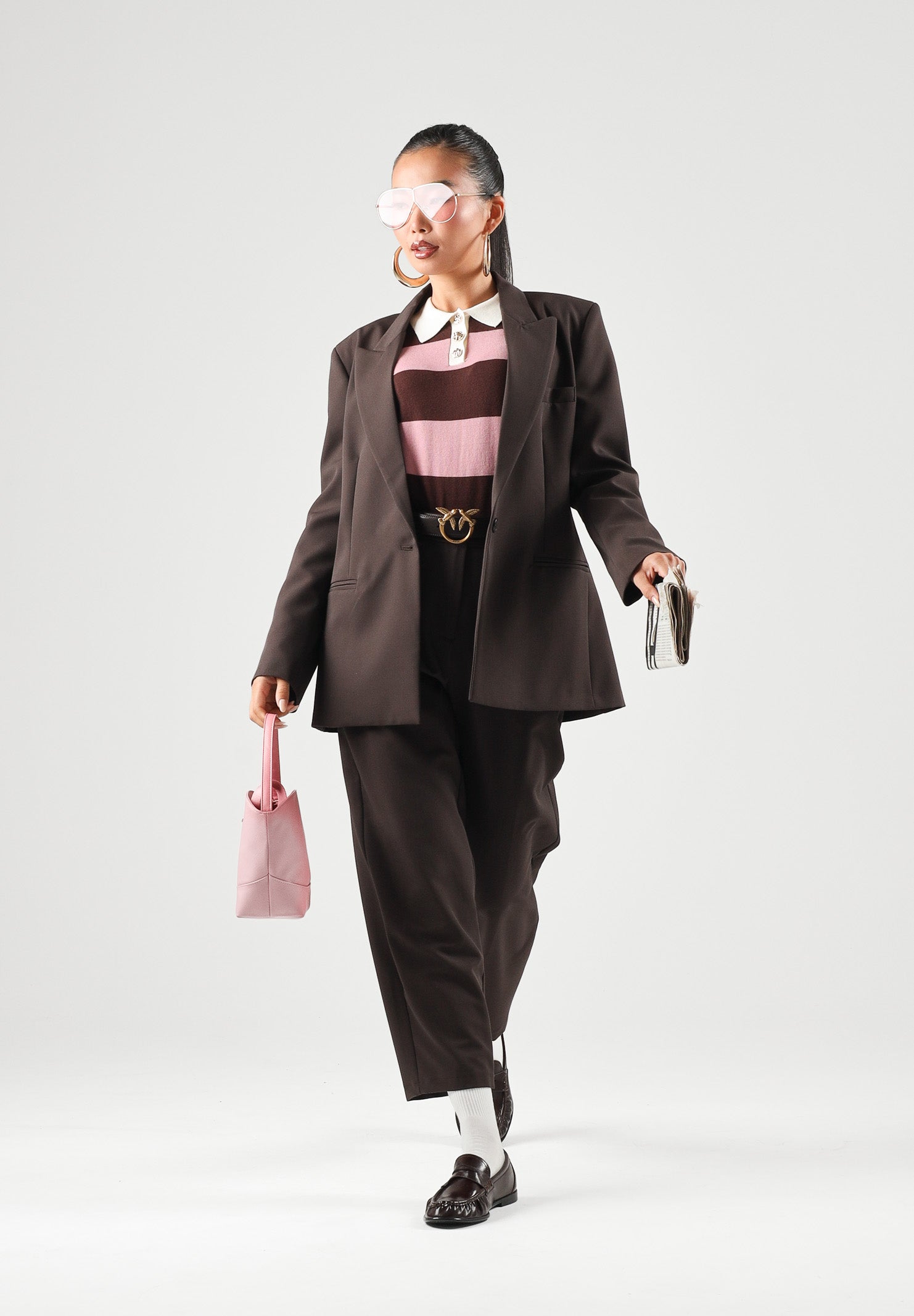 VICOLO Pantaloni CARROT marroni per donna con elastico in vita e gamba affusolata. TAC0418 ACU69 VICOLO 