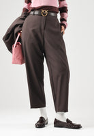 VICOLO Pantaloni CARROT marroni per donna con elastico in vita e gamba affusolata. TAC0418 ACU69 VICOLO 
