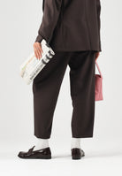 VICOLO Pantaloni CARROT marroni per donna con elastico in vita e gamba affusolata. TAC0418 ACU69 VICOLO 
