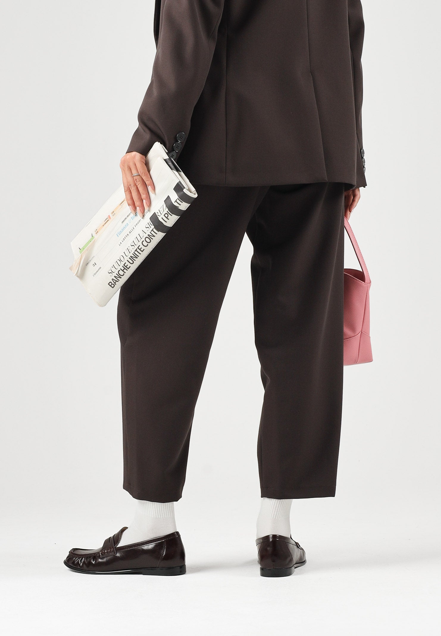 VICOLO Pantaloni CARROT marroni per donna con elastico in vita e gamba affusolata. TAC0418 ACU69 VICOLO 