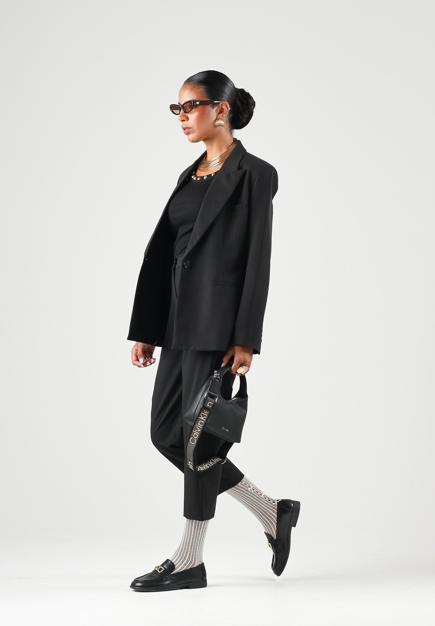 VICOLO Giacca basic nera per donna con revers a lancia, spalline e chiusura monopetto. TAC0419 A99 VICOLO 