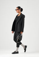 VICOLO Giacca basic nera per donna con revers a lancia, spalline e chiusura monopetto. TAC0419 A99 VICOLO 