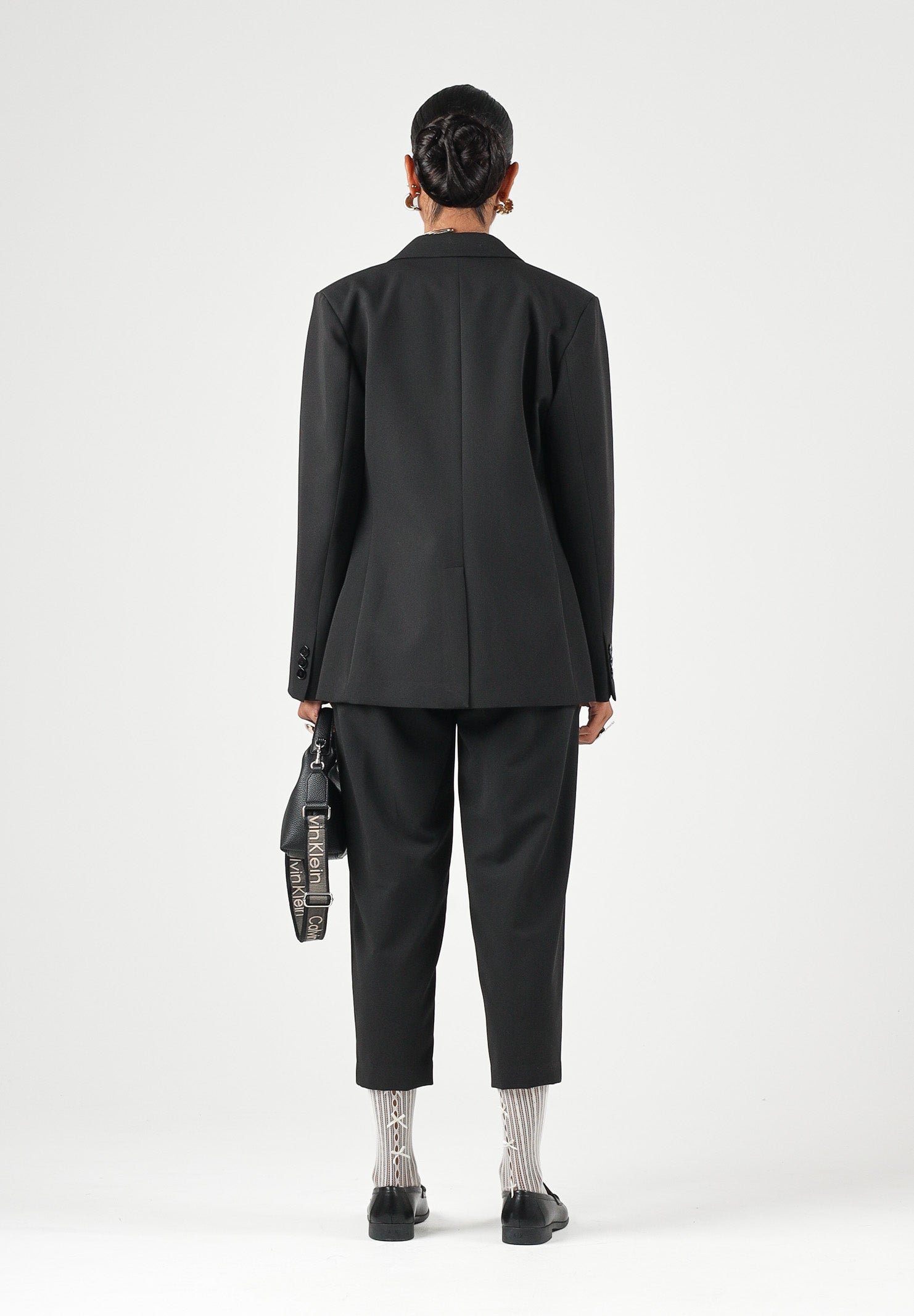 VICOLO Giacca basic nera per donna con revers a lancia, spalline e chiusura monopetto. TAC0419 A99 VICOLO 