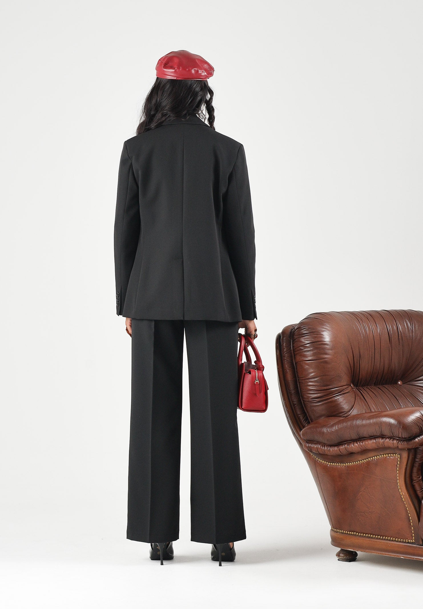 VICOLO Giacca basic nera per donna con revers a lancia, spalline e chiusura monopetto. TAC0419 A99 VICOLO 