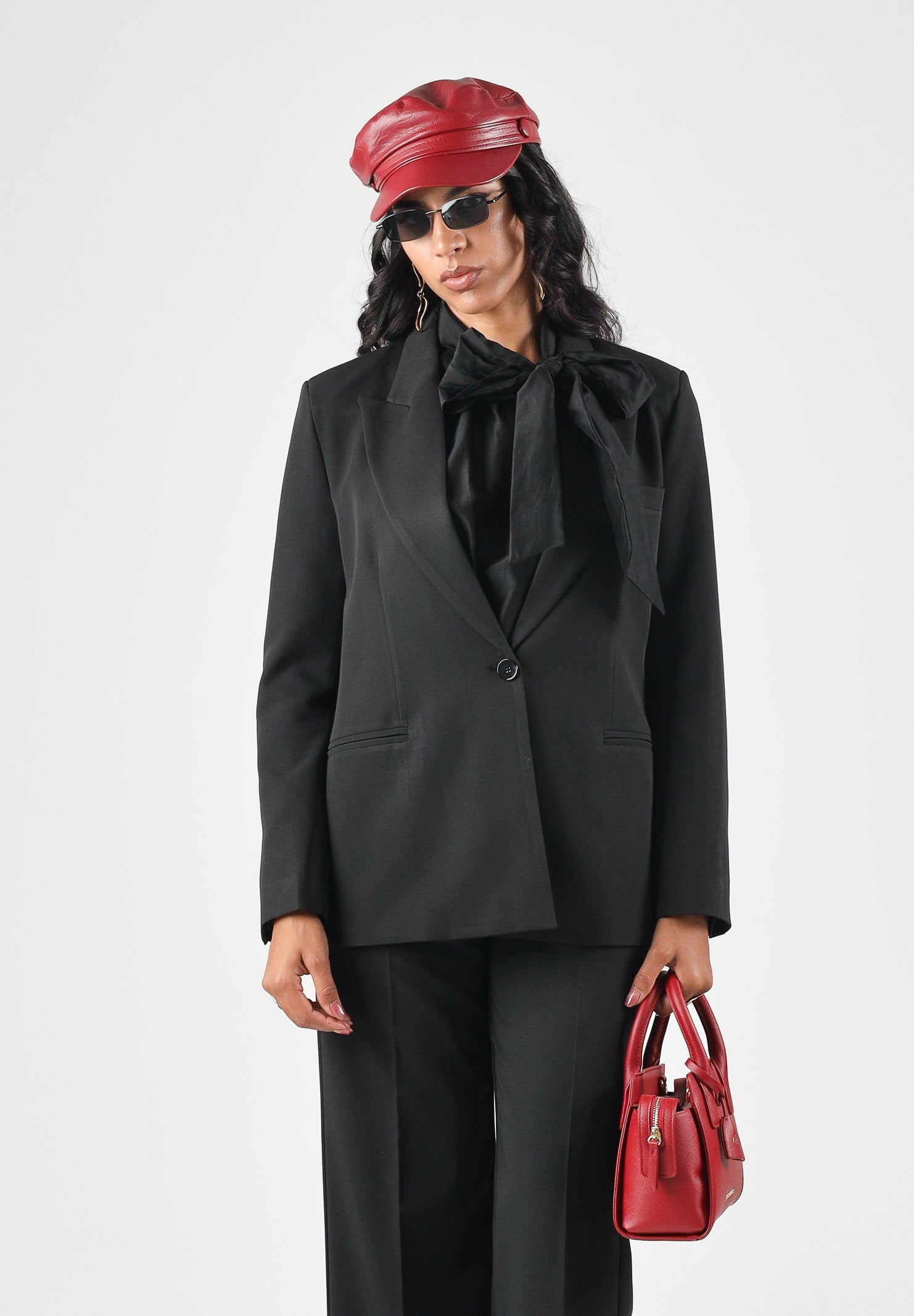 VICOLO Giacca basic nera per donna con revers a lancia, spalline e chiusura monopetto. TAC0419 A99 VICOLO 
