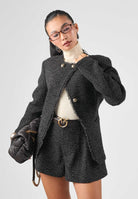 VICOLO Giacca nero-moro per donna con elegante trama lavorata, bottoni gioiello dorati e taglio corto strutturato. TAC0425 ACFNE VICOLO 