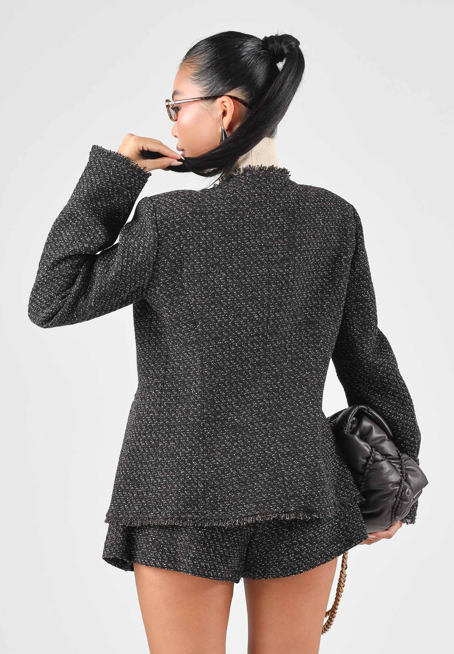 VICOLO Giacca nero-moro per donna con elegante trama lavorata, bottoni gioiello dorati e taglio corto strutturato. TAC0425 ACFNE VICOLO 
