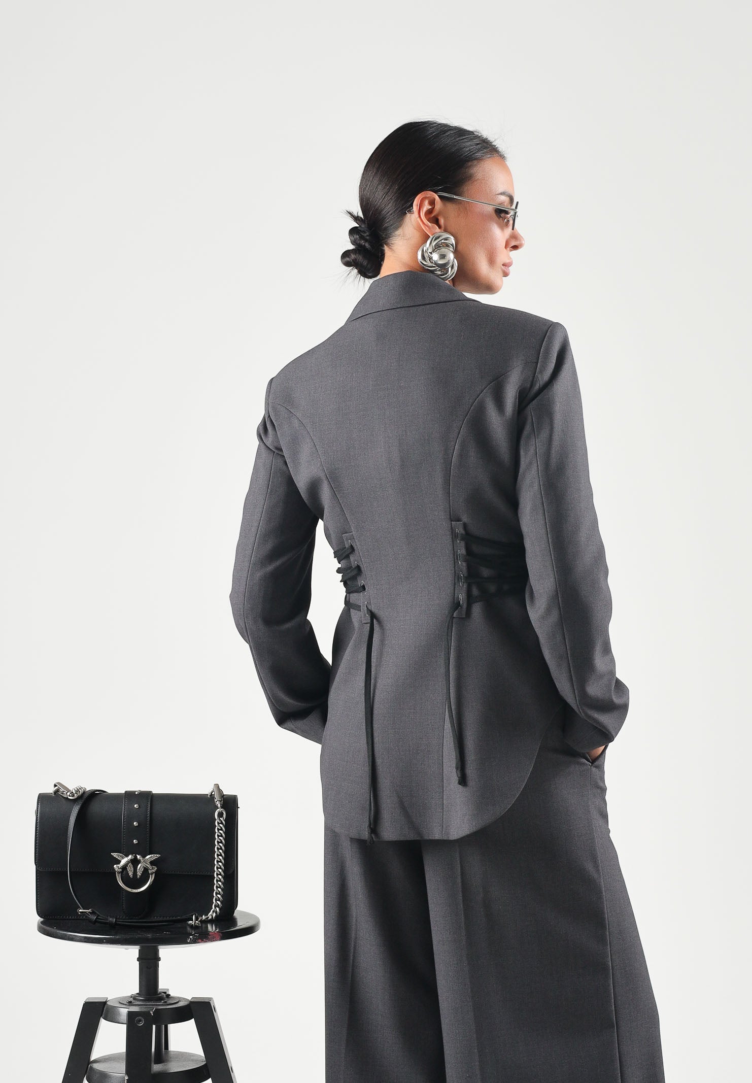 VICOLO Giacca corsetto antracite grigio per donna con revers, chiusura monopetto e lacci laterali regolabili. TAC0436 A195 VICOLO 
