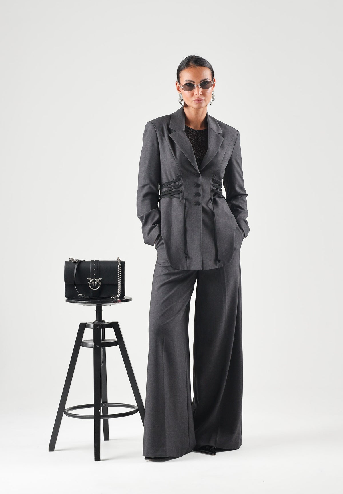 VICOLO Pantaloni palazzo grigio antracite per donna con gamba ampia, vita alta e linea sartoriale. TAC0439 A195 VICOLO 