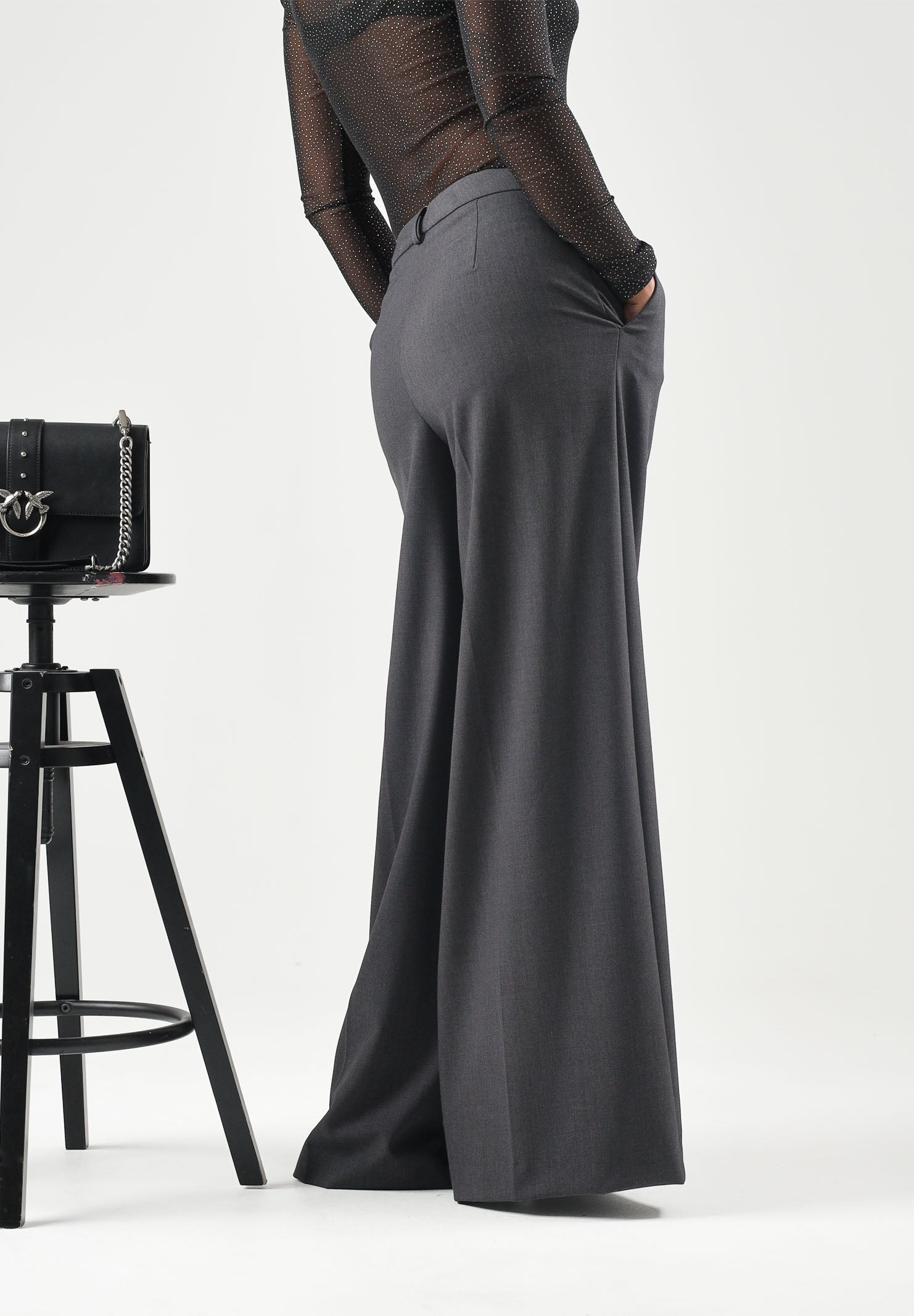 VICOLO Pantaloni palazzo grigio antracite per donna con gamba ampia, vita alta e linea sartoriale. TAC0439 A195 VICOLO 