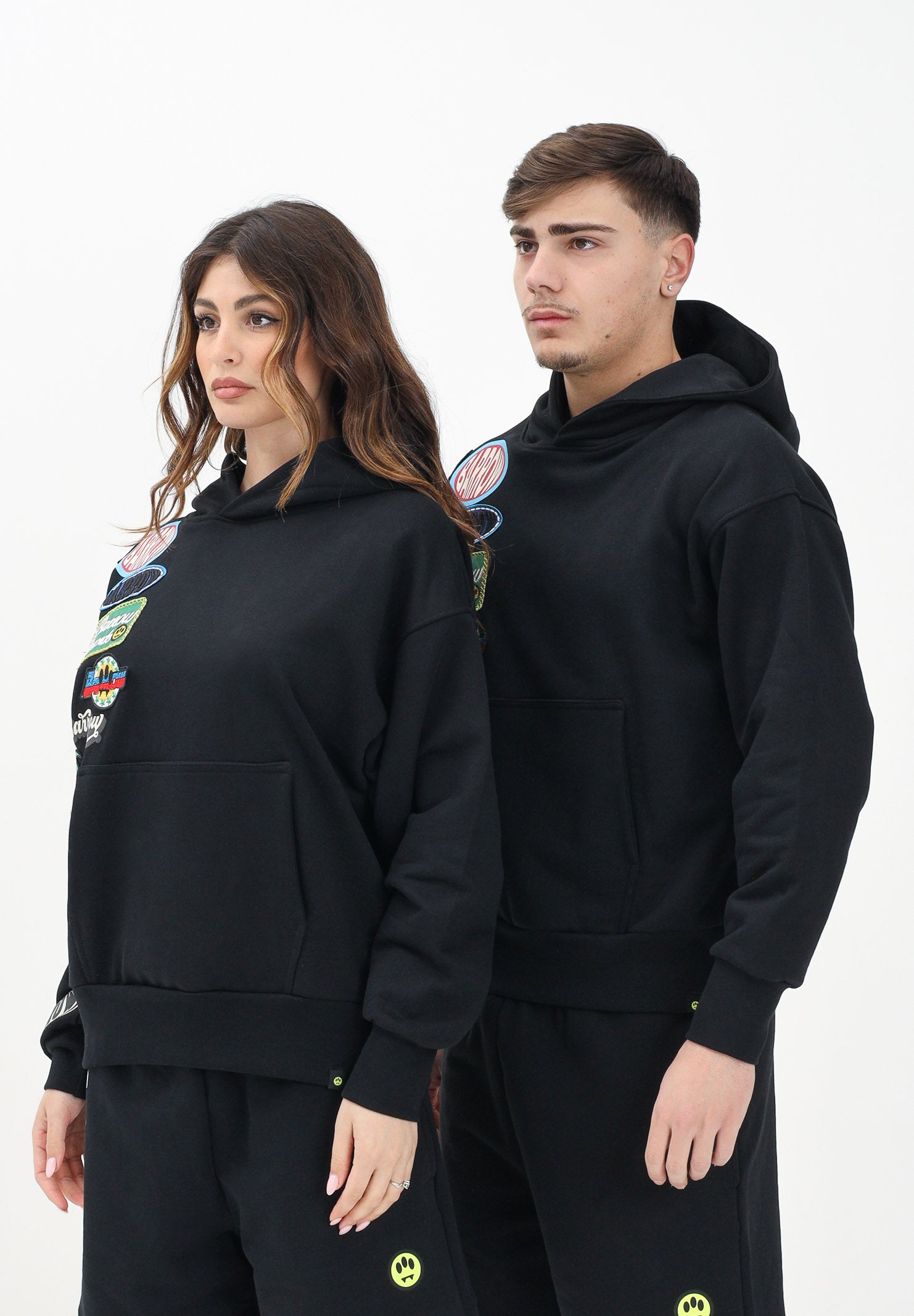 BARROW Felpa con cappuccio nera per uomo e donna rifinita da patch colorate S5BWUAHS017 110 BARROW 