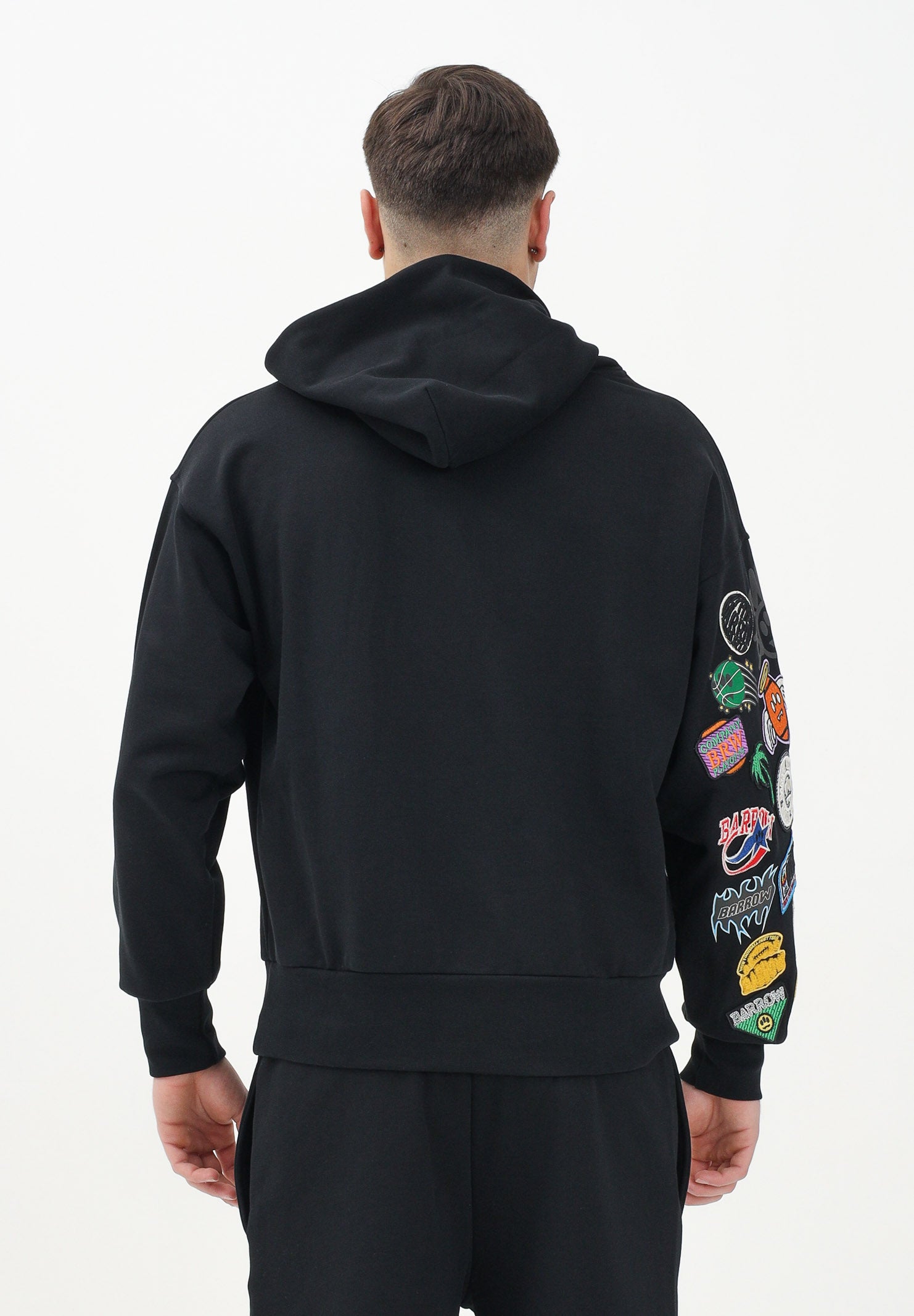 BARROW Felpa con cappuccio nera per uomo e donna rifinita da patch colorate S5BWUAHS017 110 BARROW 