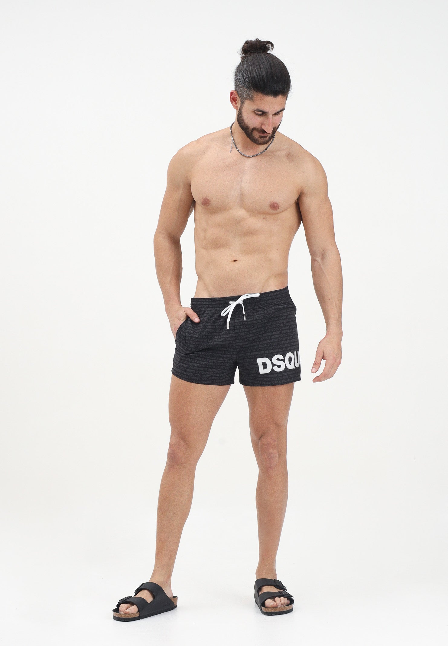 DSQUARED2 Shorts mare nera da uomo con logo all-over D7B5C5950 010 DSQUARED2 