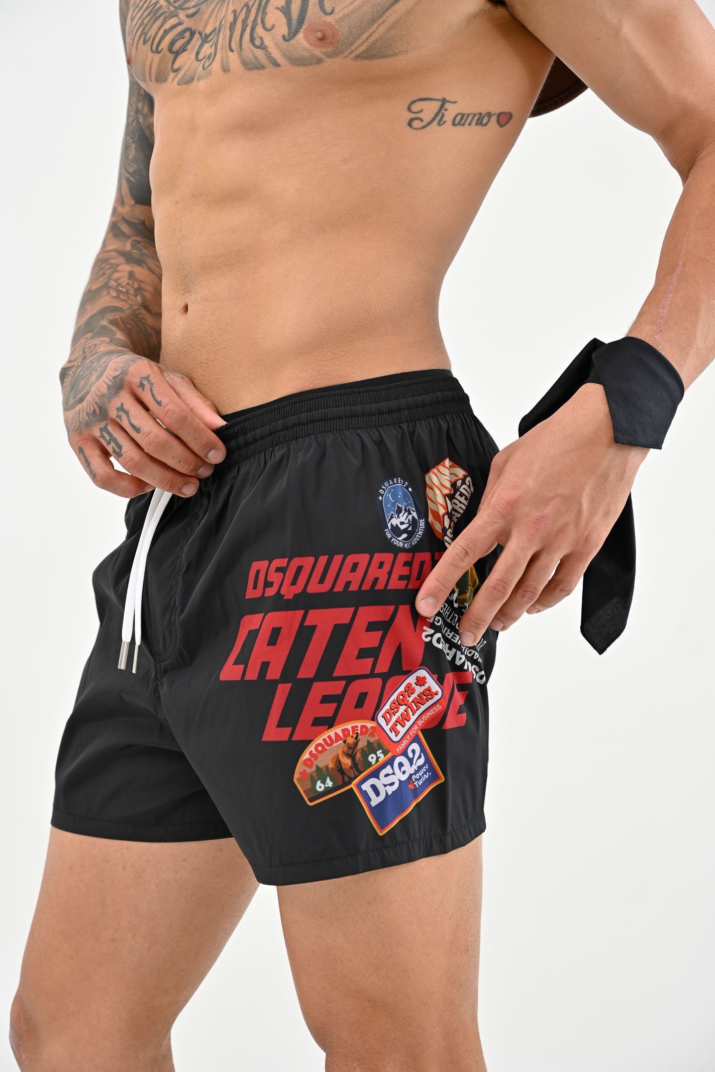 DSQUARED2 Shorts mare nero da uomo con maxi stampa D7B8P6080 001 DSQUARED2 