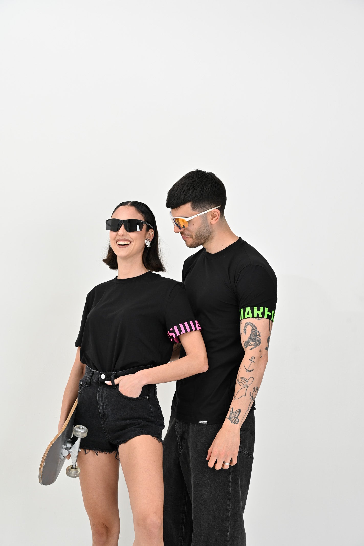 DSQUARED2 T-shirt a manica corta nera per uomo e donna con manica logata D9M3S5770 006 DSQUARED2 