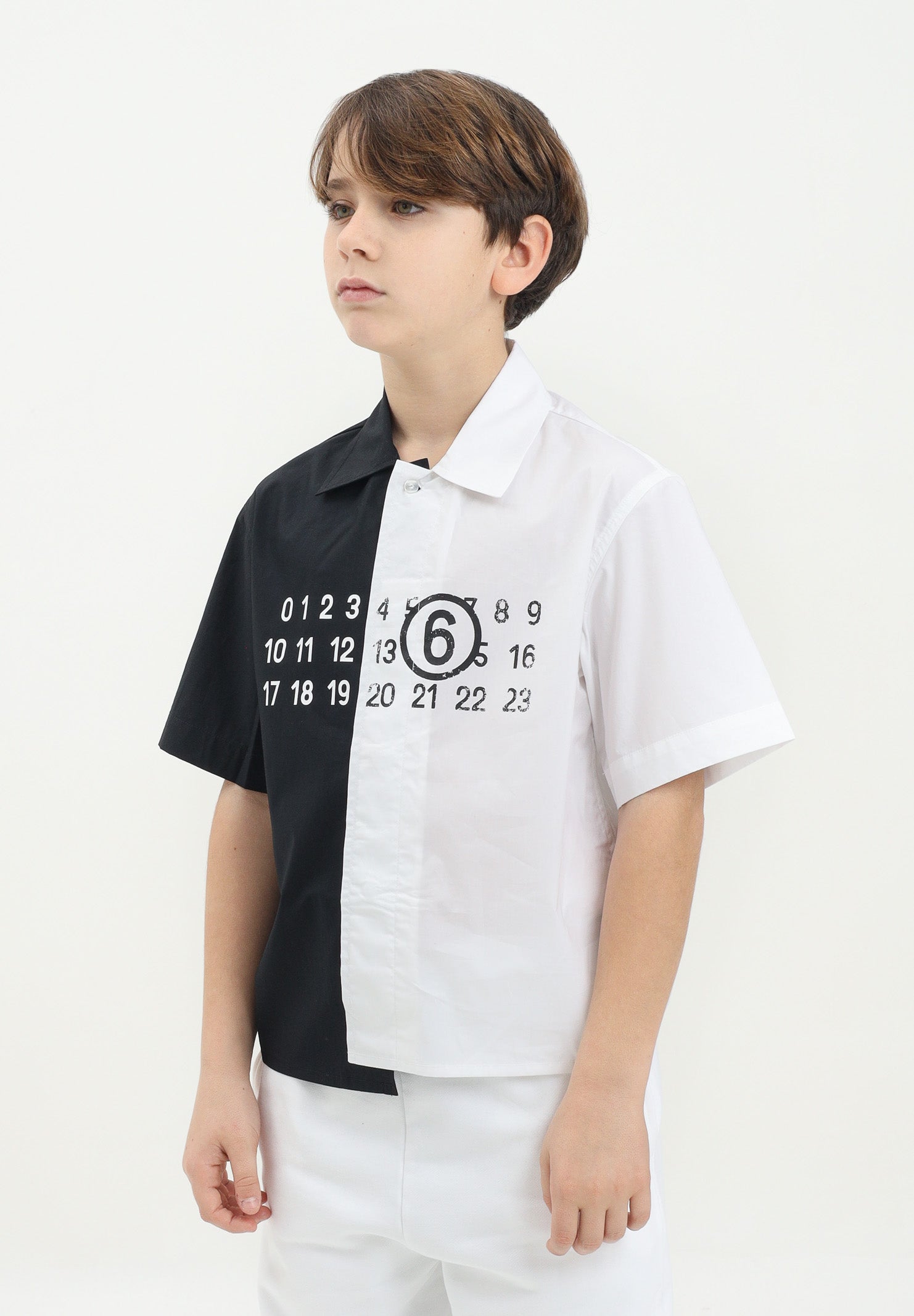 MAISON MARGIELA Camicia a maniche corte bianca e nera per donna, ragazzi e bambini con stampa Numbers M60761MM014 M6C10 MAISON MARGIELA 