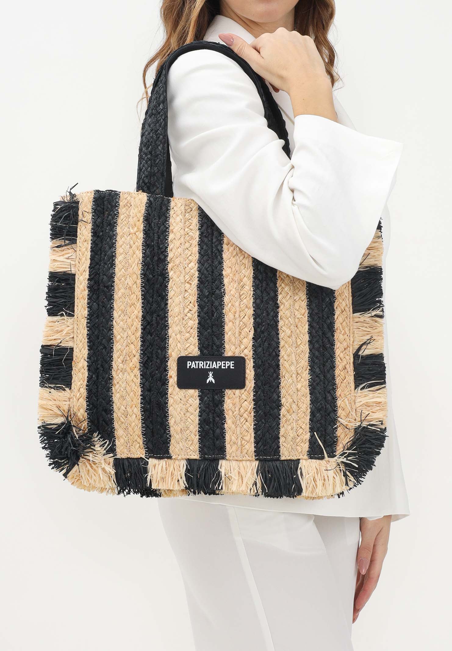 PATRIZIA PEPE Borsa mare da donna caratterizzata da un vivace design a righe verticali nere e beige 2B0135V004 FE22 PATRIZIA PEPE 