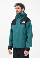 THE NORTH FACE Giacca a vento Mountain Mono verde da uomo NF0A88XF5861 . THE NORTH FACE 