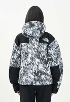 THE NORTH FACE Giacca a vento DryVent™ Mono Mountain con fantasia blu e nera da donna NF0A88YX8T01 . THE NORTH FACE 