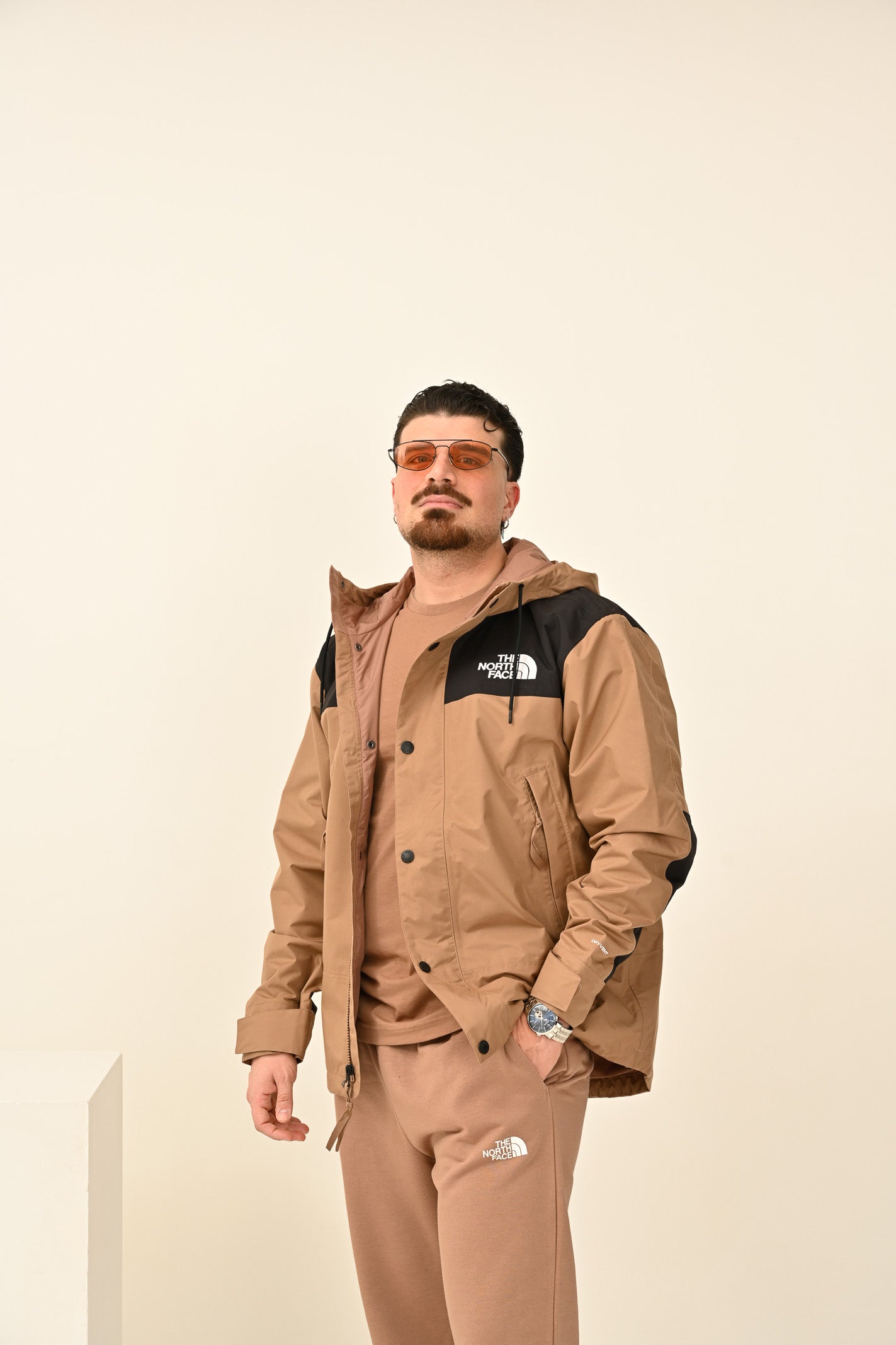 THE NORTH FACE Giacca a vento Reign On marrone e nera da uomo NF0A8B5G58W1 . THE NORTH FACE 