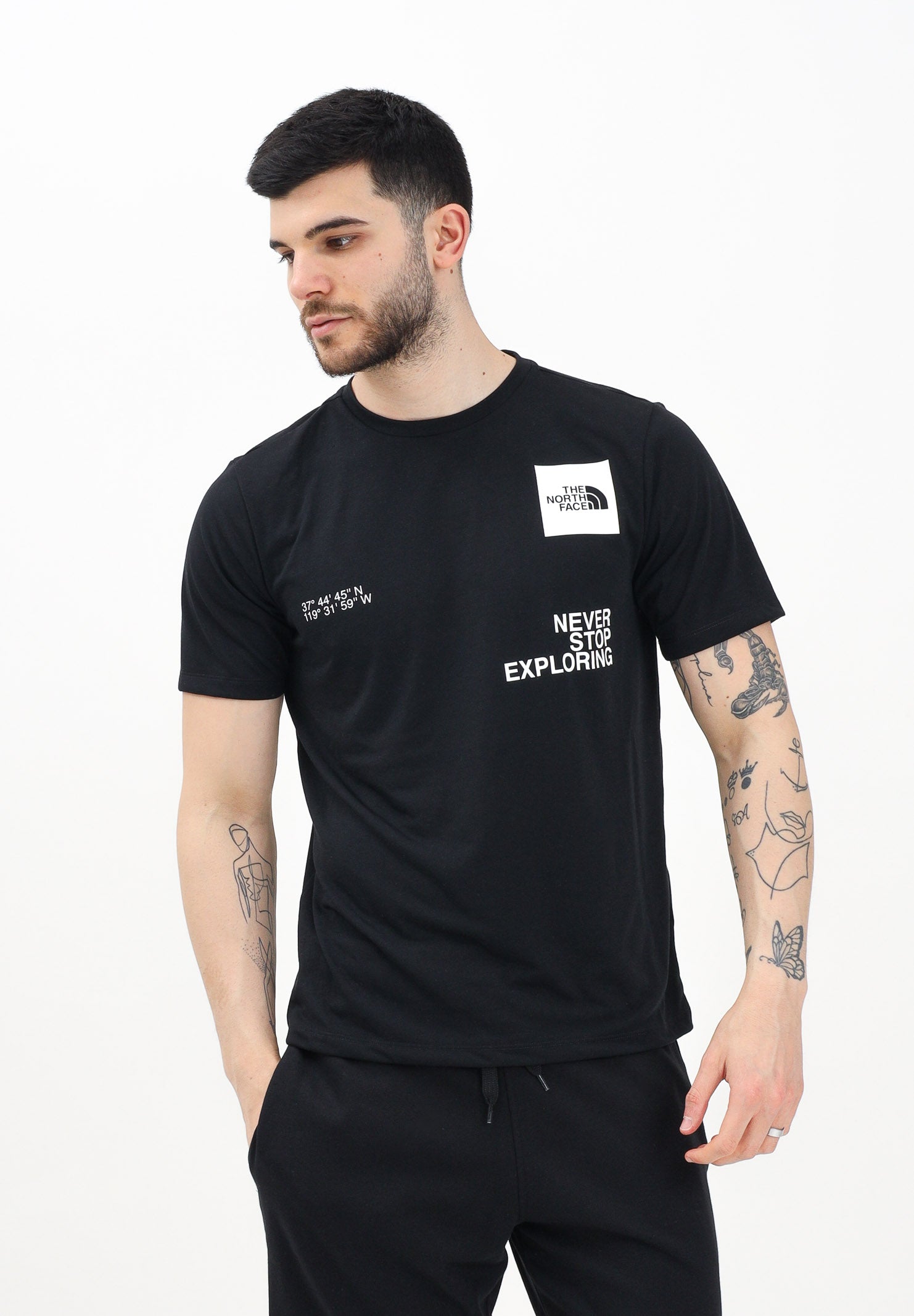 THE NORTH FACE T-shirt a manica corta Foundation Mountain Coordinates nera da uomo NF0A8BQXJK31 . THE NORTH FACE 