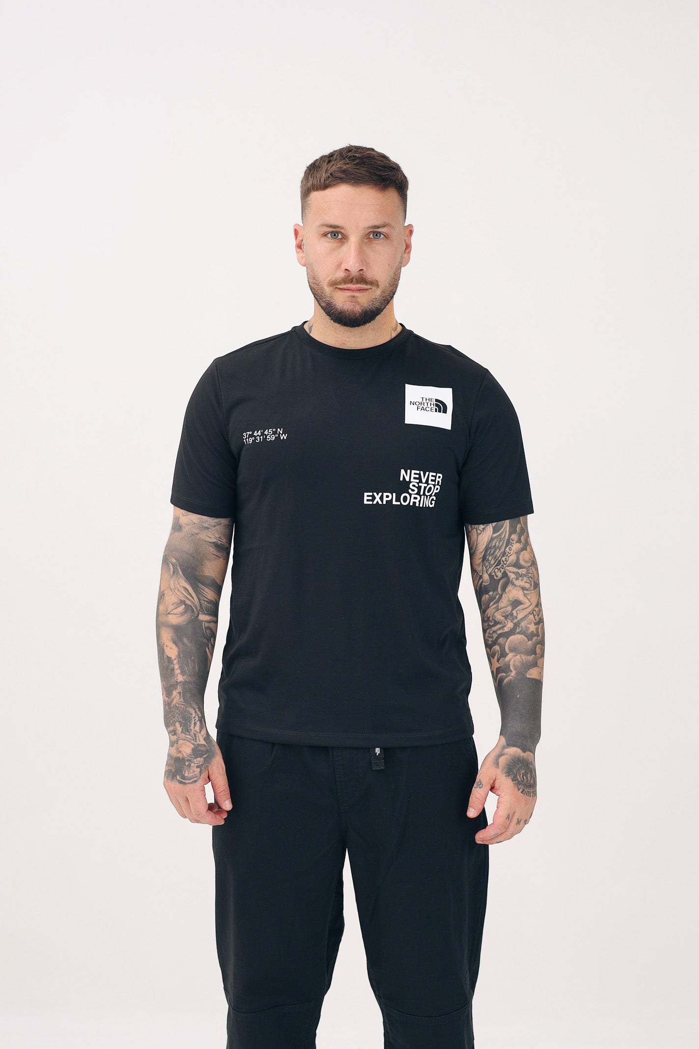 THE NORTH FACE T-shirt a manica corta Foundation Mountain Coordinates nera da uomo NF0A8BQXJK31 . THE NORTH FACE 