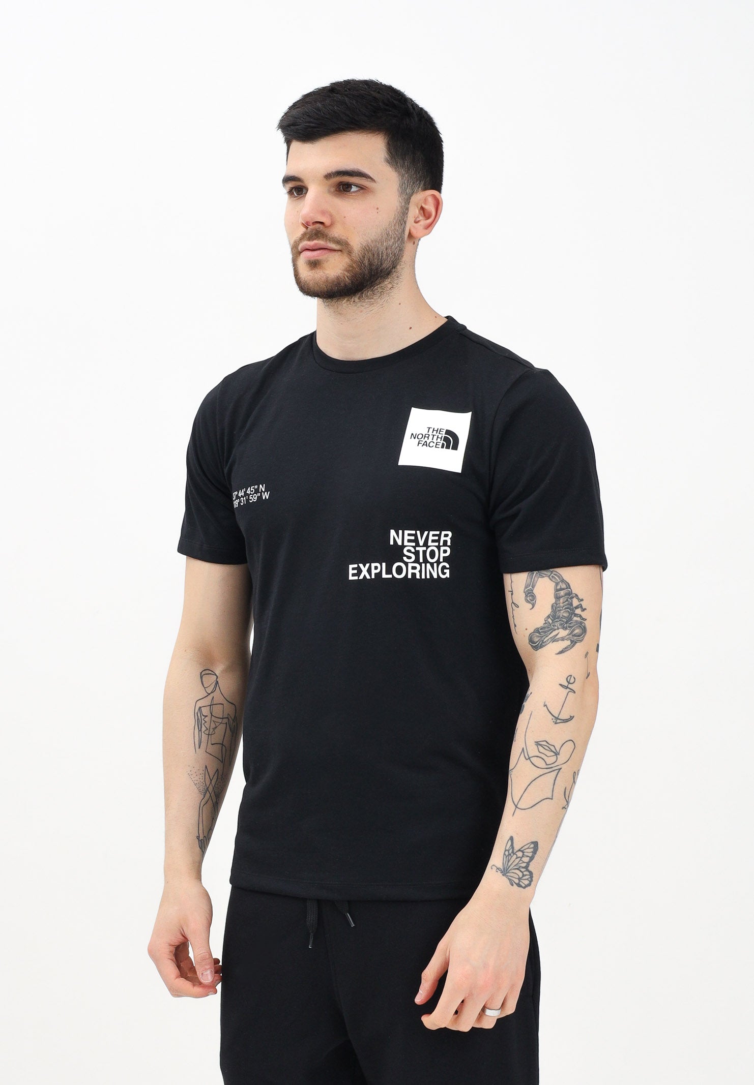 THE NORTH FACE T-shirt a manica corta Foundation Mountain Coordinates nera da uomo NF0A8BQXJK31 . THE NORTH FACE 