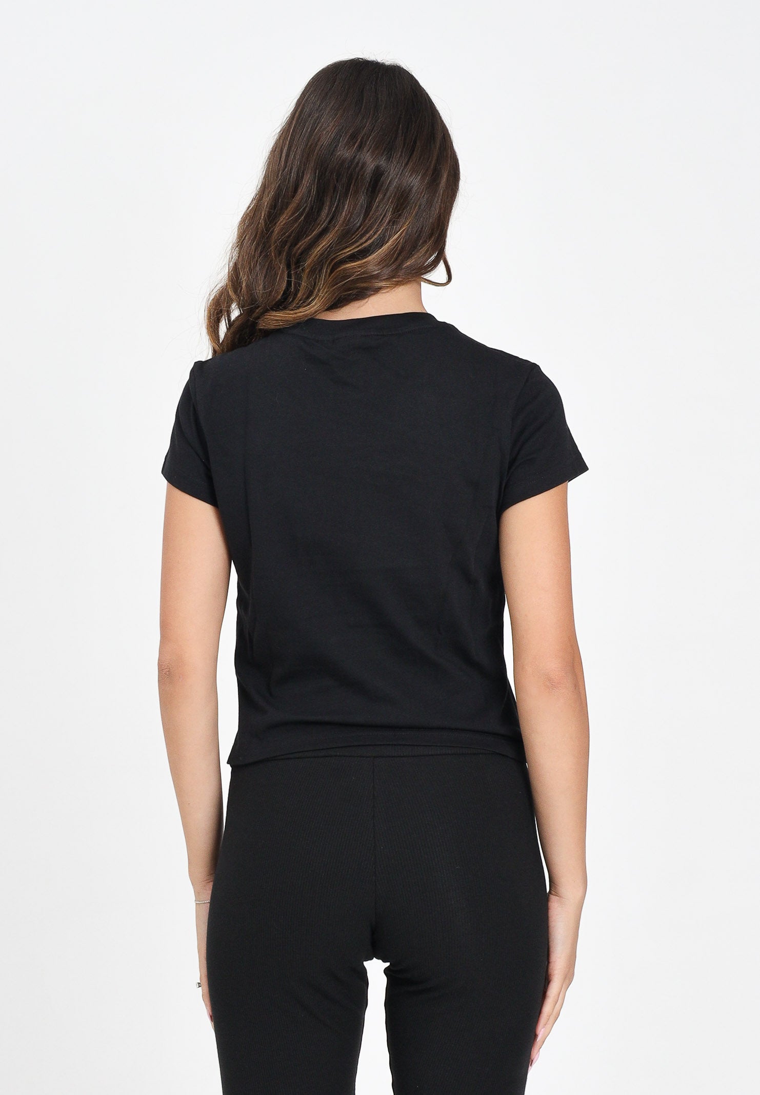 ADIDAS ORIGINALS T-shirt a manica corta Essentials Slim nera da donna IW5707 . ADIDAS ORIGINALS 
