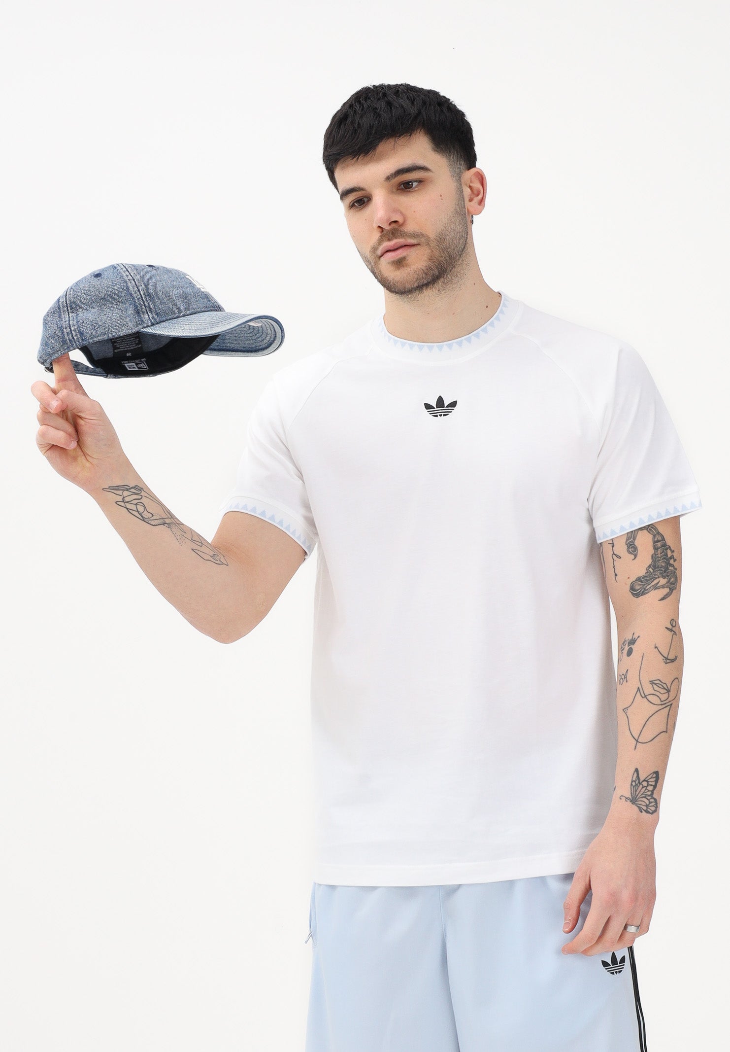 ADIDAS ORIGINALS T-shirt a manica corta CHEST STRIPES ENGINEERED COLLAR bianca da uomo KC6448 . ADIDAS ORIGINALS 