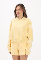 ADIDAS ORIGINALS Felpa stile polo in spugna gialla da donna KD1399 . ADIDAS ORIGINALS 