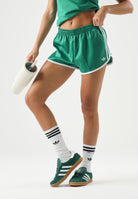 ADIDAS ORIGINALS Shorts sportivo verde da donna con 3-Stripes laterali<BR/> KD3717 . ADIDAS ORIGINALS 