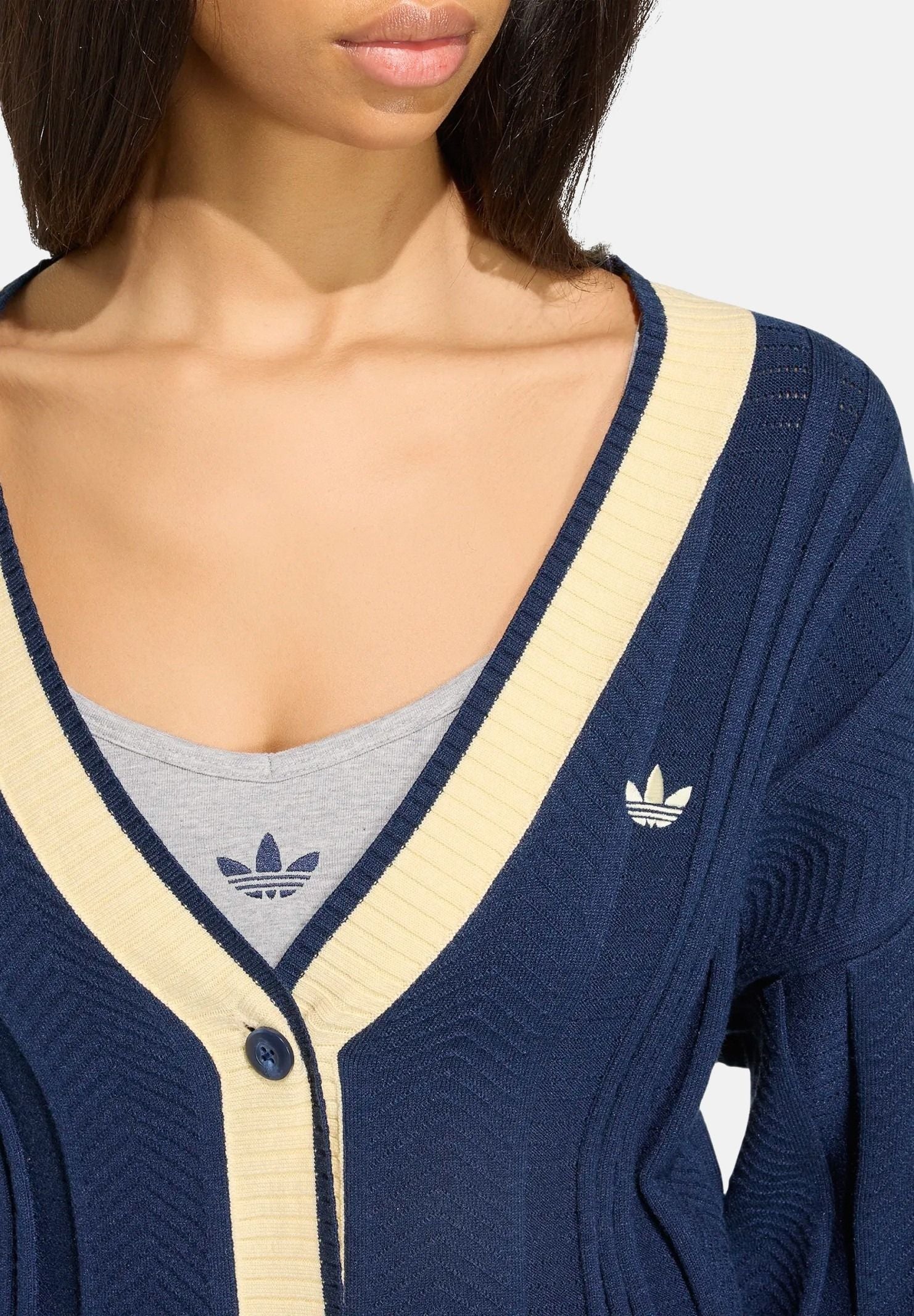 ADIDAS ORIGINALS Cardigan CABLE KNIT blu-navy-vaniglia per uomo e donna con dettagli a contrasto KT1859 . ADIDAS ORIGINALS 