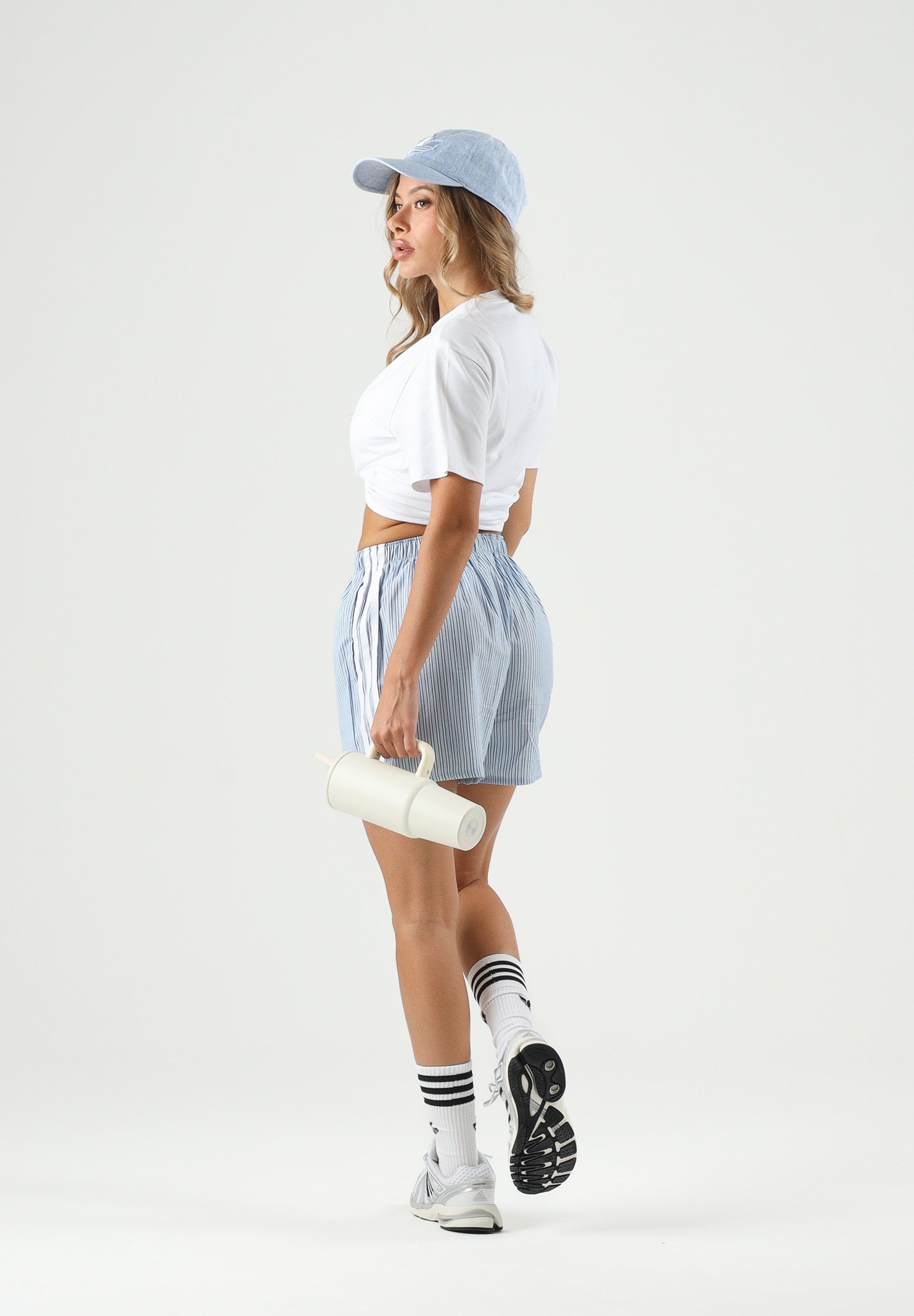 ADIDAS ORIGINALS Shorts STRIPED BOXER casual,azzurro-chiaro, da donna con fantasia a righe verticali<BR/> KT8005 . ADIDAS ORIGINALS 