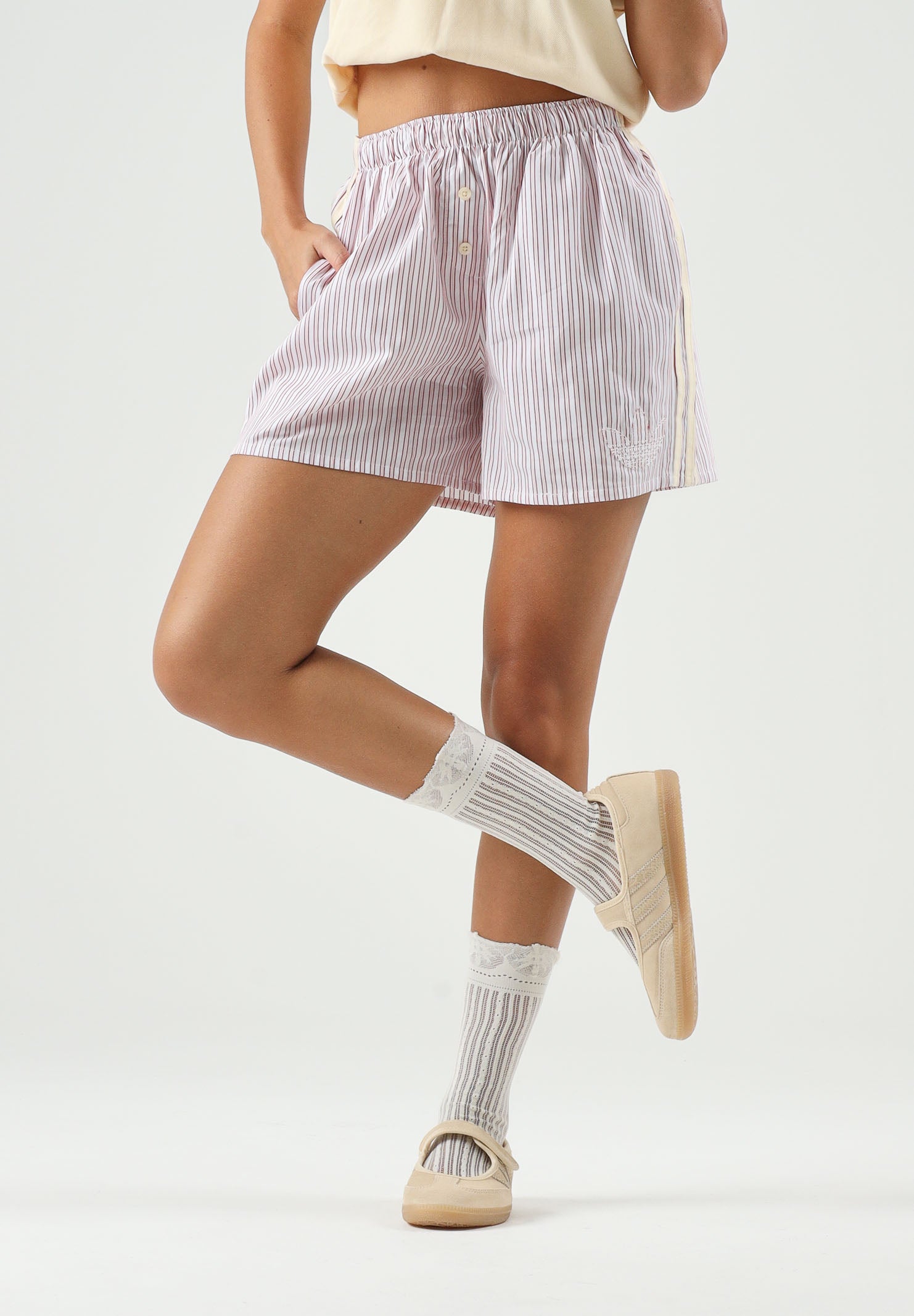 ADIDAS ORIGINALS Shorts STRIPED BOXER casual, rosa e bianco, da donna, con fantasia a righe verticali<BR/> KT8006 . ADIDAS ORIGINALS 