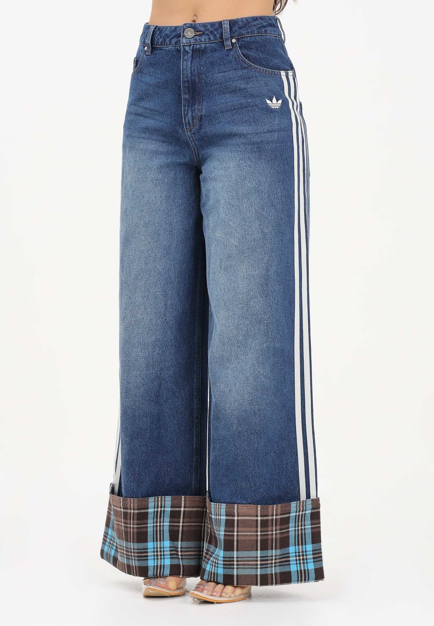 ADIDAS ORIGINALS Jeans in denim medio da donna con piegone a quadri KW4518 . ADIDAS ORIGINALS 