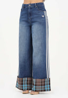 ADIDAS ORIGINALS Jeans in denim medio da donna con piegone a quadri KW4518 . ADIDAS ORIGINALS 