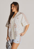 ADIDAS ORIGINALS Camicia a manica corta SUMMER GLOW RESORT panna da donna KY3164 . ADIDAS ORIGINALS 