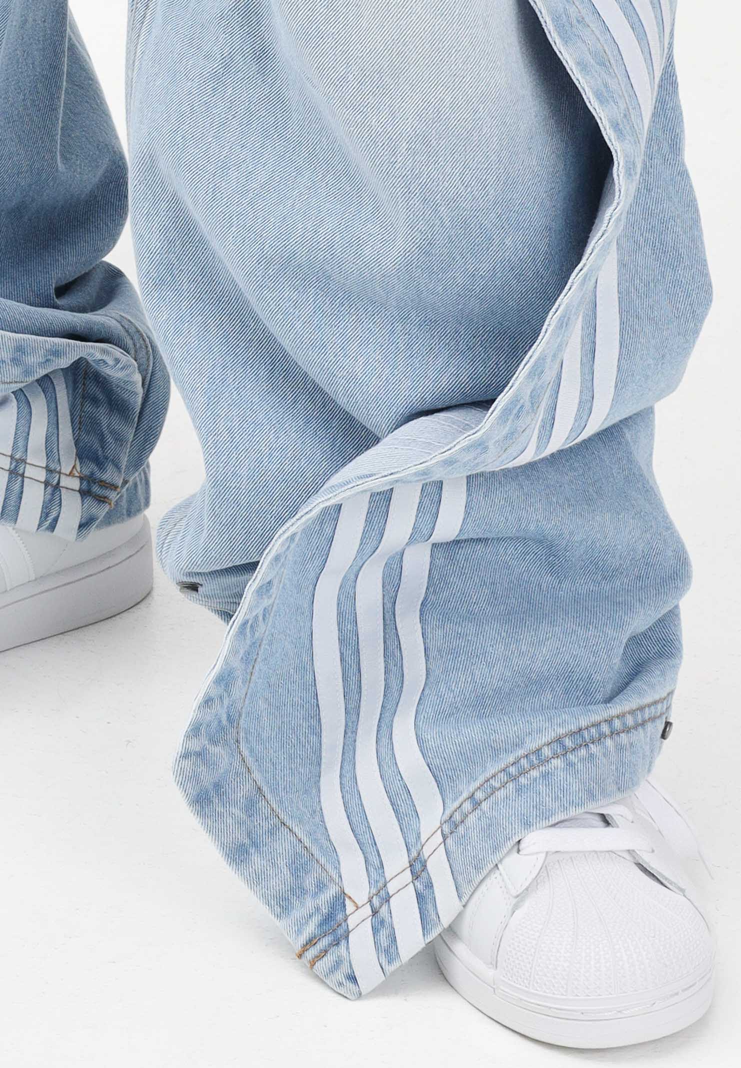 ADIDAS ORIGINALS Jeans ADILENIUM 5.0 BANANA OVERLAY in denim chiaro per uomo e donna KY5188 . ADIDAS ORIGINALS 