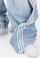 ADIDAS ORIGINALS Jeans ADILENIUM 5.0 BANANA OVERLAY in denim chiaro per uomo e donna KY5188 . ADIDAS ORIGINALS 