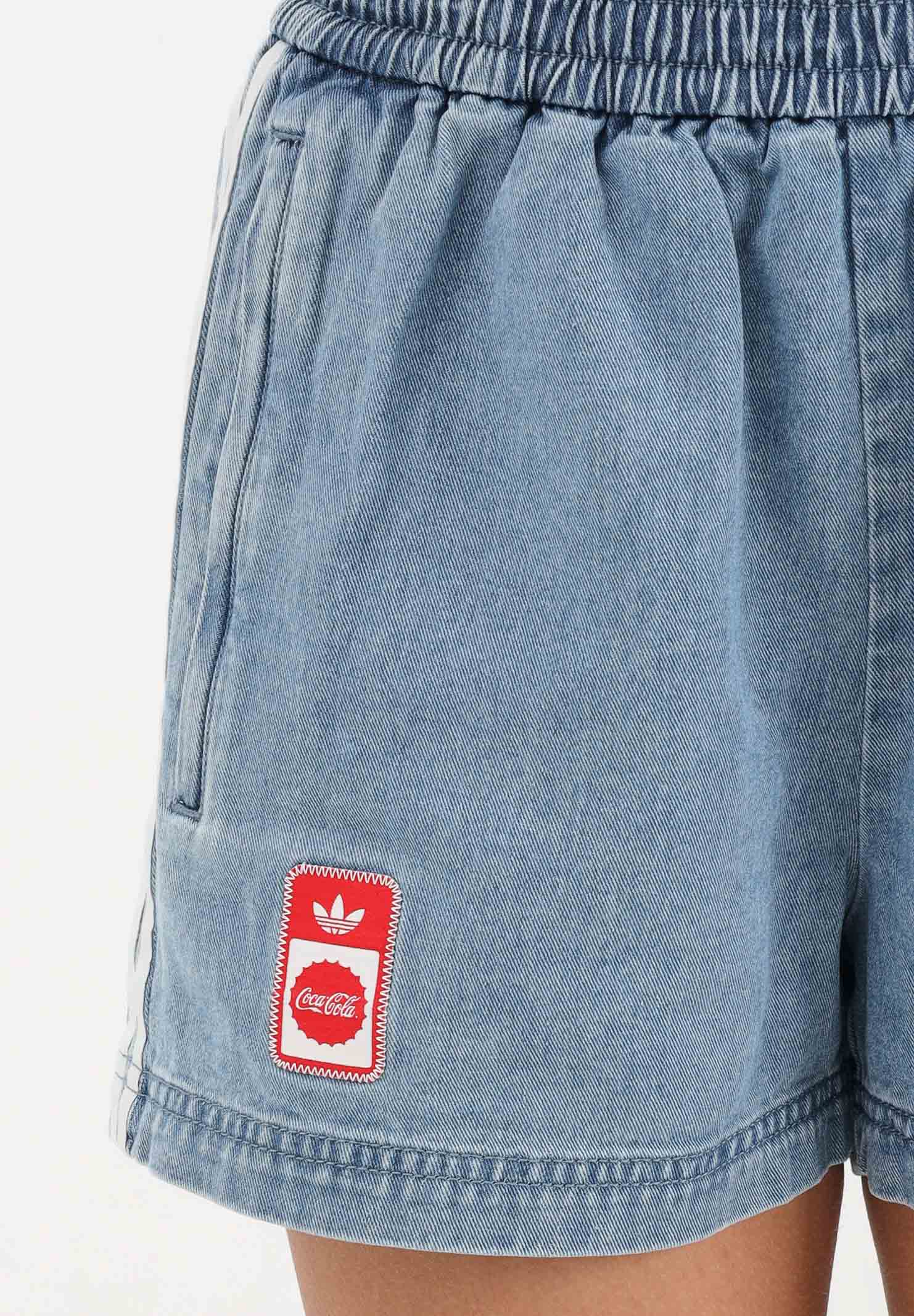ADIDAS ORIGINALS x Coca-Cola  3-stripes shorts sportivi donna in  blu denim KY7564 . ADIDAS ORIGINALS 